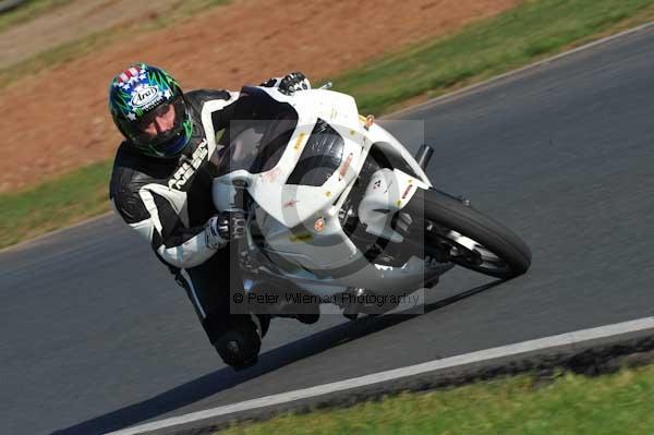 Mallory park Leicestershire;Mallory park photographs;Motorcycle action photographs;event digital images;eventdigitalimages;mallory park;no limits trackday;peter wileman photography;trackday;trackday digital images;trackday photos