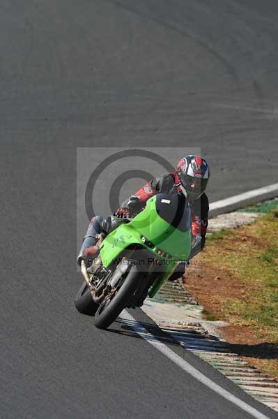 Mallory park Leicestershire;Mallory park photographs;Motorcycle action photographs;event digital images;eventdigitalimages;mallory park;no limits trackday;peter wileman photography;trackday;trackday digital images;trackday photos