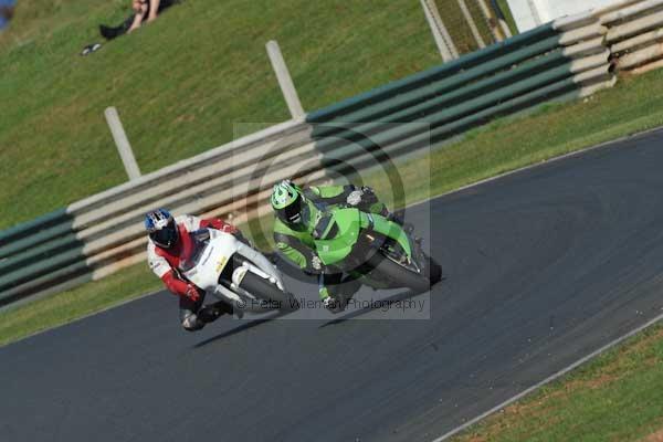 Mallory park Leicestershire;Mallory park photographs;Motorcycle action photographs;event digital images;eventdigitalimages;mallory park;no limits trackday;peter wileman photography;trackday;trackday digital images;trackday photos