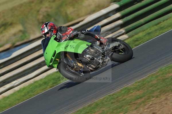 Mallory park Leicestershire;Mallory park photographs;Motorcycle action photographs;event digital images;eventdigitalimages;mallory park;no limits trackday;peter wileman photography;trackday;trackday digital images;trackday photos