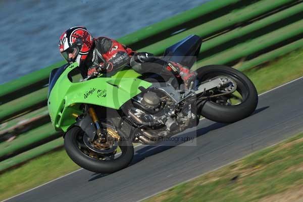 Mallory park Leicestershire;Mallory park photographs;Motorcycle action photographs;event digital images;eventdigitalimages;mallory park;no limits trackday;peter wileman photography;trackday;trackday digital images;trackday photos
