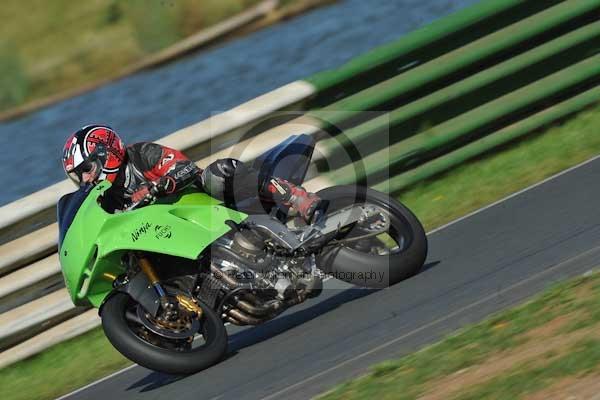 Mallory park Leicestershire;Mallory park photographs;Motorcycle action photographs;event digital images;eventdigitalimages;mallory park;no limits trackday;peter wileman photography;trackday;trackday digital images;trackday photos