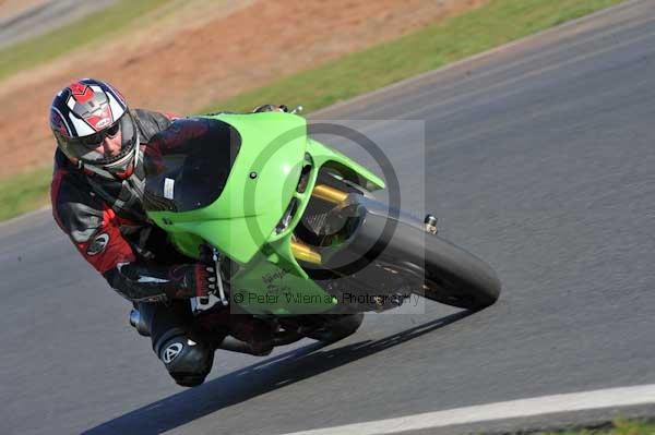 Mallory park Leicestershire;Mallory park photographs;Motorcycle action photographs;event digital images;eventdigitalimages;mallory park;no limits trackday;peter wileman photography;trackday;trackday digital images;trackday photos