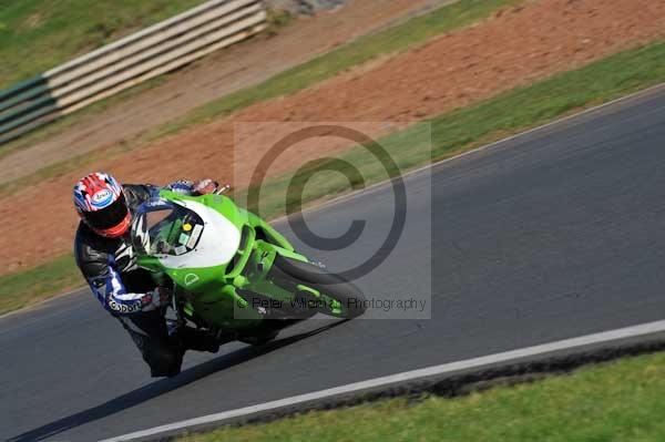 Mallory park Leicestershire;Mallory park photographs;Motorcycle action photographs;event digital images;eventdigitalimages;mallory park;no limits trackday;peter wileman photography;trackday;trackday digital images;trackday photos