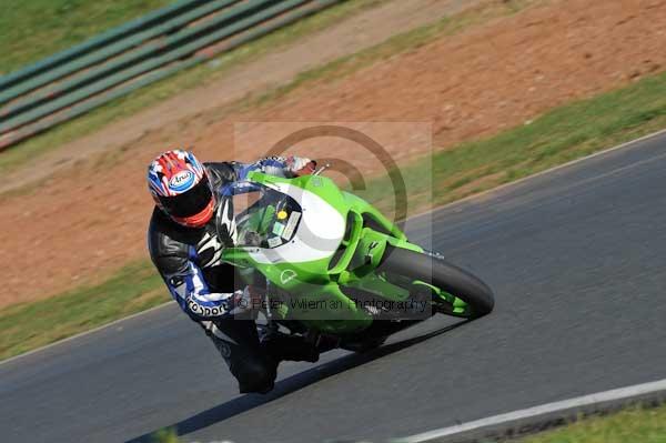 Mallory park Leicestershire;Mallory park photographs;Motorcycle action photographs;event digital images;eventdigitalimages;mallory park;no limits trackday;peter wileman photography;trackday;trackday digital images;trackday photos