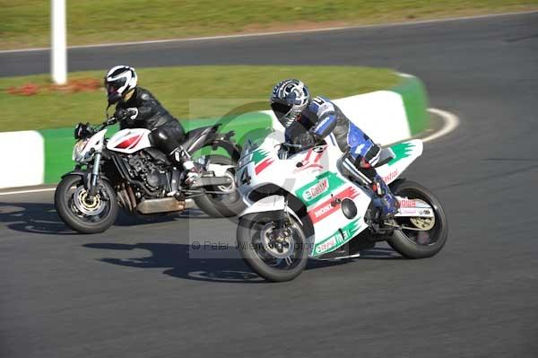Mallory park Leicestershire;Mallory park photographs;Motorcycle action photographs;event digital images;eventdigitalimages;mallory park;no limits trackday;peter wileman photography;trackday;trackday digital images;trackday photos