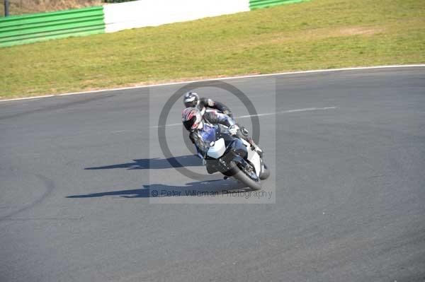 Mallory park Leicestershire;Mallory park photographs;Motorcycle action photographs;event digital images;eventdigitalimages;mallory park;no limits trackday;peter wileman photography;trackday;trackday digital images;trackday photos
