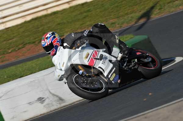 Mallory park Leicestershire;Mallory park photographs;Motorcycle action photographs;event digital images;eventdigitalimages;mallory park;no limits trackday;peter wileman photography;trackday;trackday digital images;trackday photos