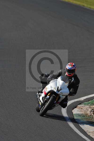 Mallory park Leicestershire;Mallory park photographs;Motorcycle action photographs;event digital images;eventdigitalimages;mallory park;no limits trackday;peter wileman photography;trackday;trackday digital images;trackday photos