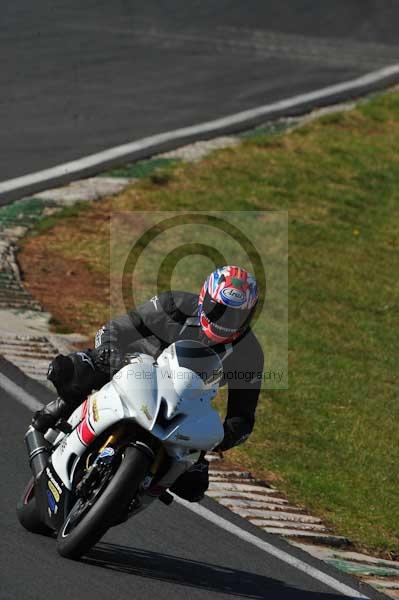 Mallory park Leicestershire;Mallory park photographs;Motorcycle action photographs;event digital images;eventdigitalimages;mallory park;no limits trackday;peter wileman photography;trackday;trackday digital images;trackday photos