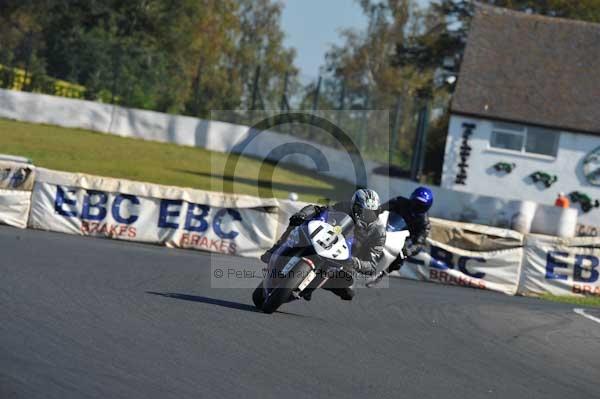 Mallory park Leicestershire;Mallory park photographs;Motorcycle action photographs;event digital images;eventdigitalimages;mallory park;no limits trackday;peter wileman photography;trackday;trackday digital images;trackday photos