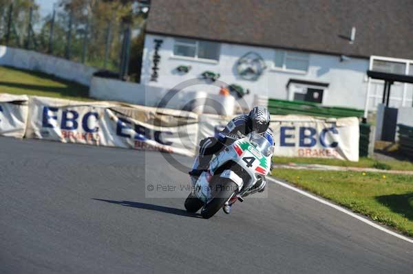 Mallory park Leicestershire;Mallory park photographs;Motorcycle action photographs;event digital images;eventdigitalimages;mallory park;no limits trackday;peter wileman photography;trackday;trackday digital images;trackday photos