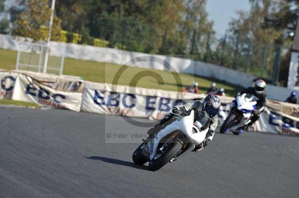 Mallory park Leicestershire;Mallory park photographs;Motorcycle action photographs;event digital images;eventdigitalimages;mallory park;no limits trackday;peter wileman photography;trackday;trackday digital images;trackday photos