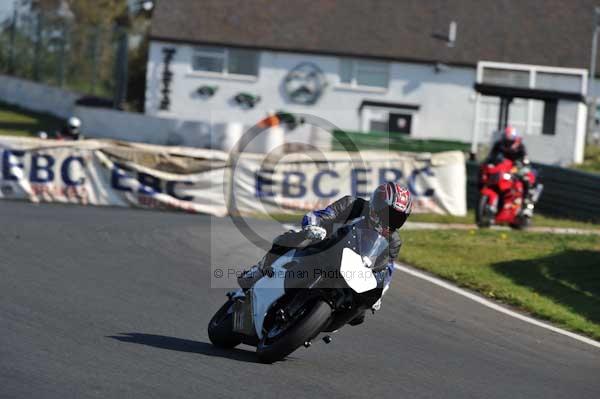 Mallory park Leicestershire;Mallory park photographs;Motorcycle action photographs;event digital images;eventdigitalimages;mallory park;no limits trackday;peter wileman photography;trackday;trackday digital images;trackday photos