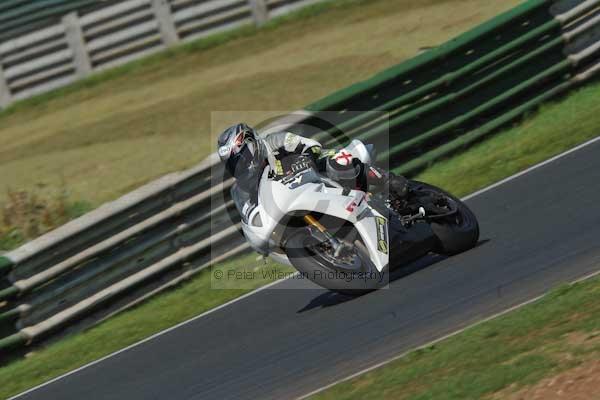 Mallory park Leicestershire;Mallory park photographs;Motorcycle action photographs;event digital images;eventdigitalimages;mallory park;no limits trackday;peter wileman photography;trackday;trackday digital images;trackday photos