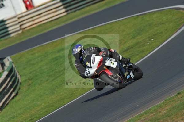 Mallory park Leicestershire;Mallory park photographs;Motorcycle action photographs;event digital images;eventdigitalimages;mallory park;no limits trackday;peter wileman photography;trackday;trackday digital images;trackday photos