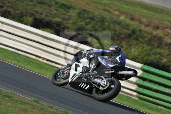 Mallory park Leicestershire;Mallory park photographs;Motorcycle action photographs;event digital images;eventdigitalimages;mallory park;no limits trackday;peter wileman photography;trackday;trackday digital images;trackday photos