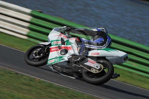 Mallory park Leicestershire;Mallory park photographs;Motorcycle action photographs;event digital images;eventdigitalimages;mallory park;no limits trackday;peter wileman photography;trackday;trackday digital images;trackday photos