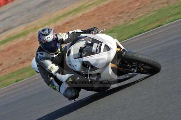 Mallory park Leicestershire;Mallory park photographs;Motorcycle action photographs;event digital images;eventdigitalimages;mallory park;no limits trackday;peter wileman photography;trackday;trackday digital images;trackday photos