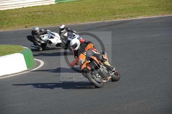Mallory park Leicestershire;Mallory park photographs;Motorcycle action photographs;event digital images;eventdigitalimages;mallory park;no limits trackday;peter wileman photography;trackday;trackday digital images;trackday photos