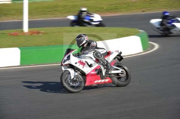 Mallory park Leicestershire;Mallory park photographs;Motorcycle action photographs;event digital images;eventdigitalimages;mallory park;no limits trackday;peter wileman photography;trackday;trackday digital images;trackday photos