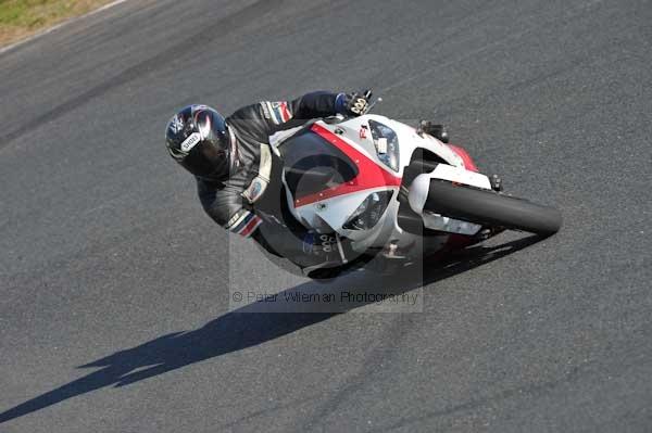 Mallory park Leicestershire;Mallory park photographs;Motorcycle action photographs;event digital images;eventdigitalimages;mallory park;no limits trackday;peter wileman photography;trackday;trackday digital images;trackday photos