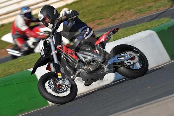 Mallory park Leicestershire;Mallory park photographs;Motorcycle action photographs;event digital images;eventdigitalimages;mallory park;no limits trackday;peter wileman photography;trackday;trackday digital images;trackday photos
