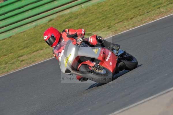 Mallory park Leicestershire;Mallory park photographs;Motorcycle action photographs;event digital images;eventdigitalimages;mallory park;no limits trackday;peter wileman photography;trackday;trackday digital images;trackday photos