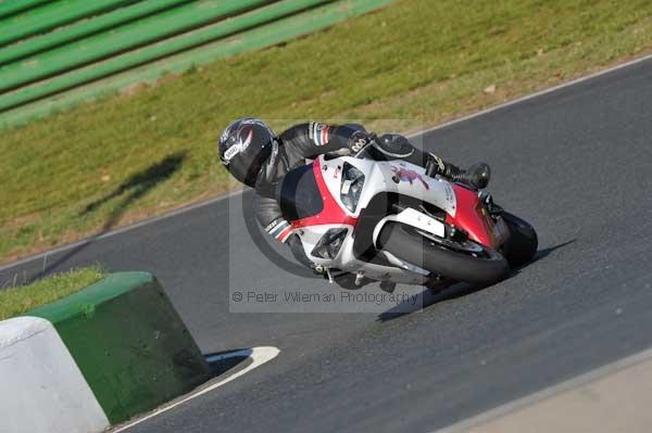 Mallory park Leicestershire;Mallory park photographs;Motorcycle action photographs;event digital images;eventdigitalimages;mallory park;no limits trackday;peter wileman photography;trackday;trackday digital images;trackday photos