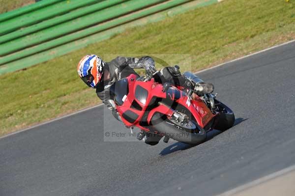 Mallory park Leicestershire;Mallory park photographs;Motorcycle action photographs;event digital images;eventdigitalimages;mallory park;no limits trackday;peter wileman photography;trackday;trackday digital images;trackday photos