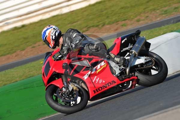 Mallory park Leicestershire;Mallory park photographs;Motorcycle action photographs;event digital images;eventdigitalimages;mallory park;no limits trackday;peter wileman photography;trackday;trackday digital images;trackday photos