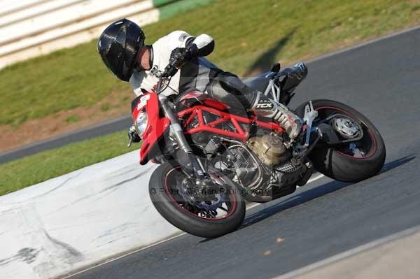Mallory park Leicestershire;Mallory park photographs;Motorcycle action photographs;event digital images;eventdigitalimages;mallory park;no limits trackday;peter wileman photography;trackday;trackday digital images;trackday photos
