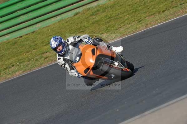 Mallory park Leicestershire;Mallory park photographs;Motorcycle action photographs;event digital images;eventdigitalimages;mallory park;no limits trackday;peter wileman photography;trackday;trackday digital images;trackday photos