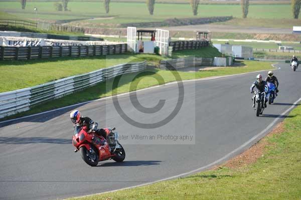 Mallory park Leicestershire;Mallory park photographs;Motorcycle action photographs;event digital images;eventdigitalimages;mallory park;no limits trackday;peter wileman photography;trackday;trackday digital images;trackday photos