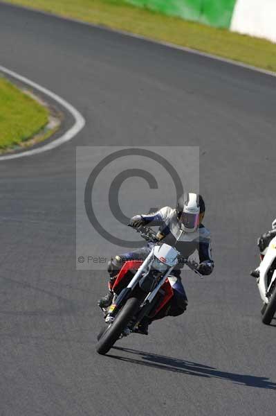 Mallory park Leicestershire;Mallory park photographs;Motorcycle action photographs;event digital images;eventdigitalimages;mallory park;no limits trackday;peter wileman photography;trackday;trackday digital images;trackday photos