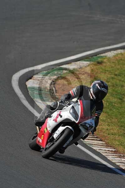 Mallory park Leicestershire;Mallory park photographs;Motorcycle action photographs;event digital images;eventdigitalimages;mallory park;no limits trackday;peter wileman photography;trackday;trackday digital images;trackday photos