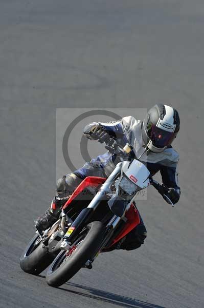 Mallory park Leicestershire;Mallory park photographs;Motorcycle action photographs;event digital images;eventdigitalimages;mallory park;no limits trackday;peter wileman photography;trackday;trackday digital images;trackday photos