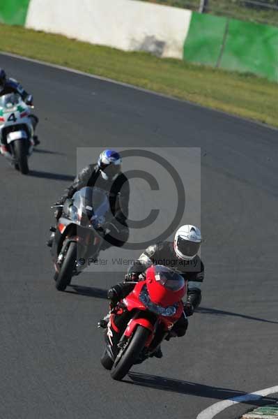 Mallory park Leicestershire;Mallory park photographs;Motorcycle action photographs;event digital images;eventdigitalimages;mallory park;no limits trackday;peter wileman photography;trackday;trackday digital images;trackday photos
