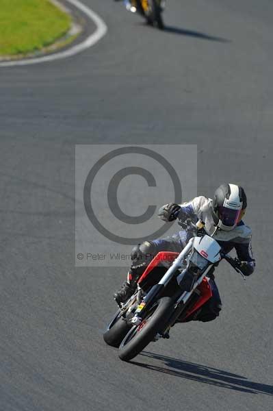 Mallory park Leicestershire;Mallory park photographs;Motorcycle action photographs;event digital images;eventdigitalimages;mallory park;no limits trackday;peter wileman photography;trackday;trackday digital images;trackday photos