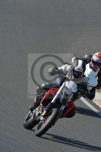 Mallory park Leicestershire;Mallory park photographs;Motorcycle action photographs;event digital images;eventdigitalimages;mallory park;no limits trackday;peter wileman photography;trackday;trackday digital images;trackday photos