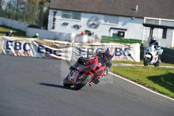 Mallory park Leicestershire;Mallory park photographs;Motorcycle action photographs;event digital images;eventdigitalimages;mallory park;no limits trackday;peter wileman photography;trackday;trackday digital images;trackday photos