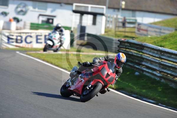 Mallory park Leicestershire;Mallory park photographs;Motorcycle action photographs;event digital images;eventdigitalimages;mallory park;no limits trackday;peter wileman photography;trackday;trackday digital images;trackday photos