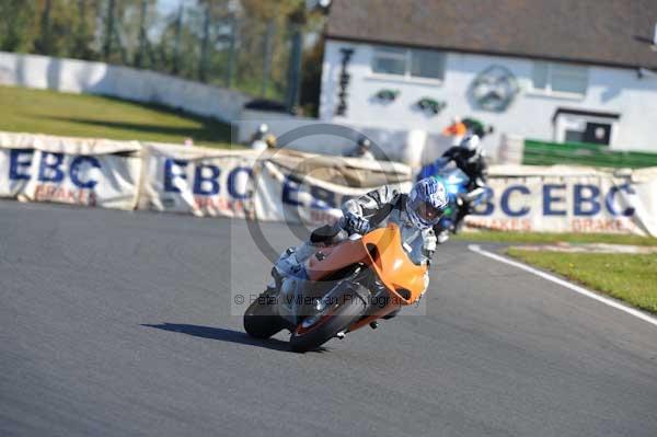 Mallory park Leicestershire;Mallory park photographs;Motorcycle action photographs;event digital images;eventdigitalimages;mallory park;no limits trackday;peter wileman photography;trackday;trackday digital images;trackday photos