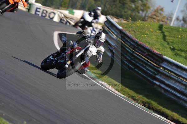 Mallory park Leicestershire;Mallory park photographs;Motorcycle action photographs;event digital images;eventdigitalimages;mallory park;no limits trackday;peter wileman photography;trackday;trackday digital images;trackday photos