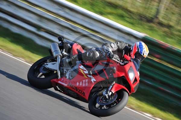 Mallory park Leicestershire;Mallory park photographs;Motorcycle action photographs;event digital images;eventdigitalimages;mallory park;no limits trackday;peter wileman photography;trackday;trackday digital images;trackday photos