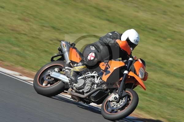 Mallory park Leicestershire;Mallory park photographs;Motorcycle action photographs;event digital images;eventdigitalimages;mallory park;no limits trackday;peter wileman photography;trackday;trackday digital images;trackday photos
