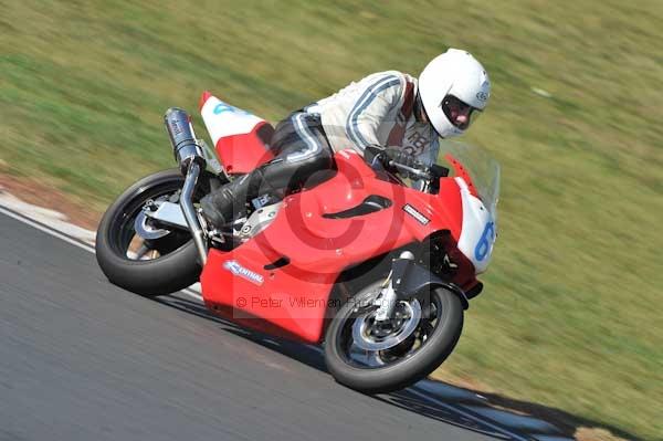 Mallory park Leicestershire;Mallory park photographs;Motorcycle action photographs;event digital images;eventdigitalimages;mallory park;no limits trackday;peter wileman photography;trackday;trackday digital images;trackday photos