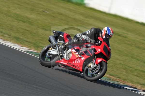 Mallory park Leicestershire;Mallory park photographs;Motorcycle action photographs;event digital images;eventdigitalimages;mallory park;no limits trackday;peter wileman photography;trackday;trackday digital images;trackday photos