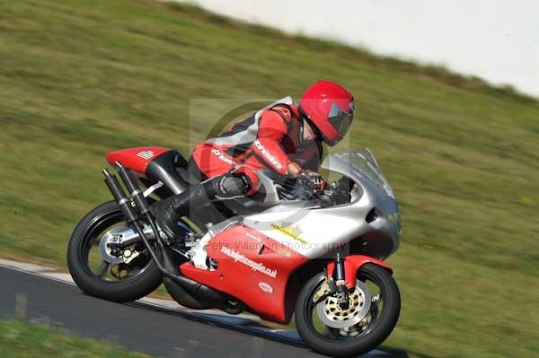 Mallory park Leicestershire;Mallory park photographs;Motorcycle action photographs;event digital images;eventdigitalimages;mallory park;no limits trackday;peter wileman photography;trackday;trackday digital images;trackday photos