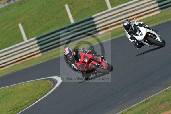 Mallory park Leicestershire;Mallory park photographs;Motorcycle action photographs;event digital images;eventdigitalimages;mallory park;no limits trackday;peter wileman photography;trackday;trackday digital images;trackday photos
